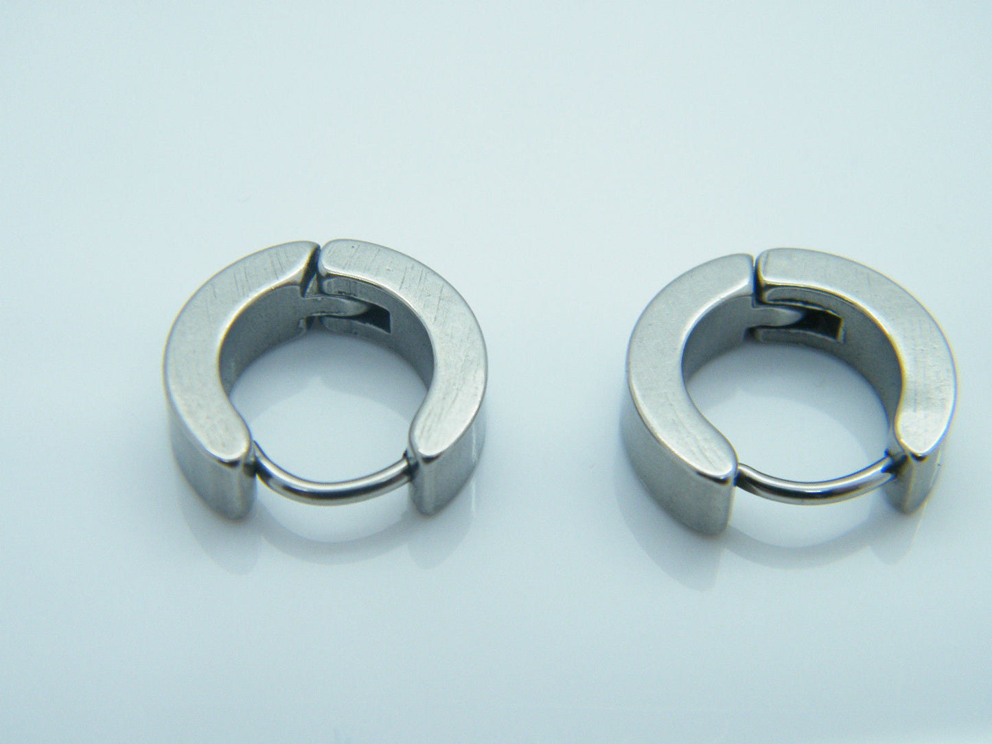 EARRINGS STAINLESS STEEL 316 L HUGGIE HOOP SILVER TONE MENS WOMENS 1 PAIR unbranded