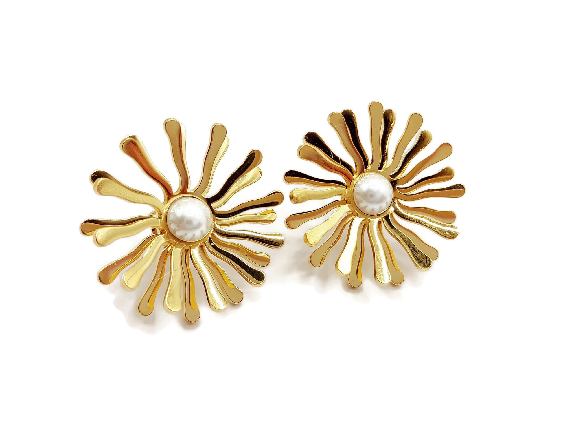 Elegant  Daisy Flower earrings,18k Gold Plated, waterproof Gold Earrings, flower earrings, fashion jewellery, studs earrings steelstyle33